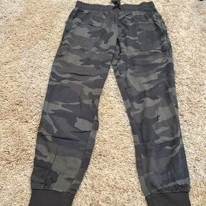 Splendid camo pants small